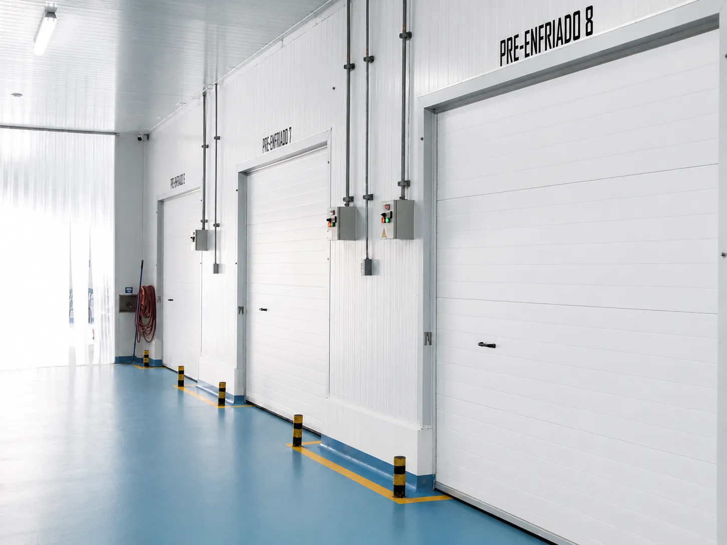 Doors of precooling tunnels 7 and 8 in a corridor at the Bonum plant.